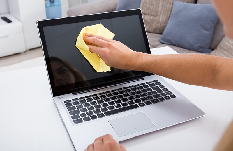 Có nên lau màn hình Laptop bằng khăn ước không
