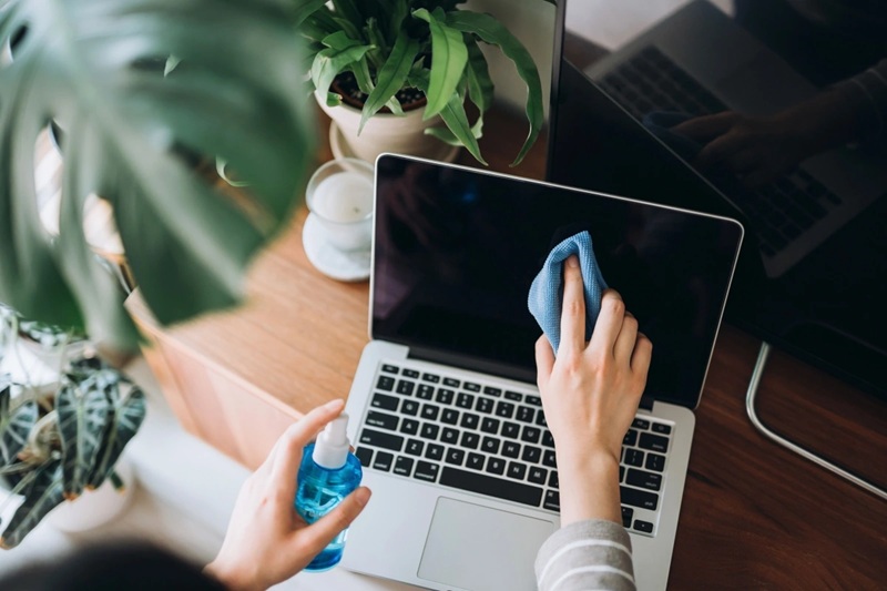 Hướng dẫn cách lau màn hình laptop đúng cách