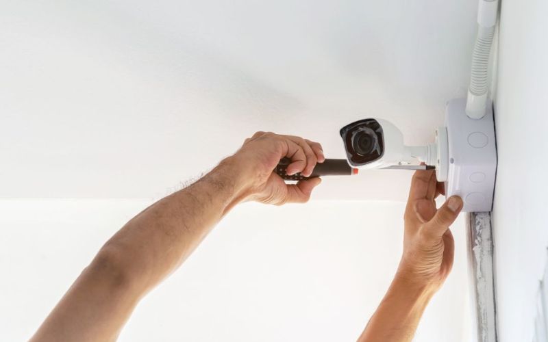 Tiến hành lắp đặt và cố định camera 360
